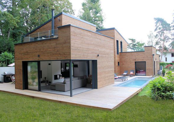 Une maison contemporaine en bois avec piscine construite en Bretagne