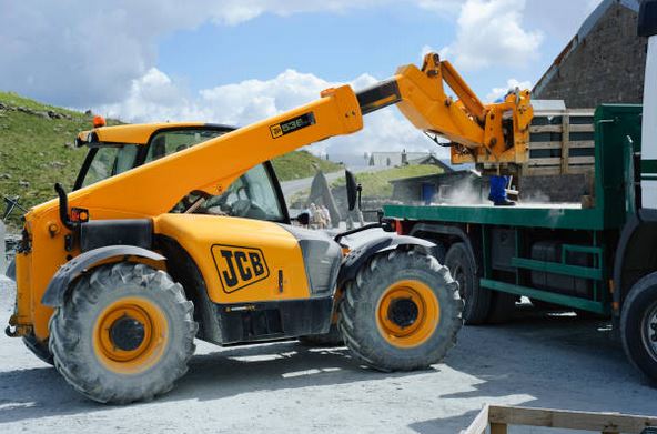 Un chariot avec bras de levage motorisé pour charger le matériel de  chantier - Prévention BTP