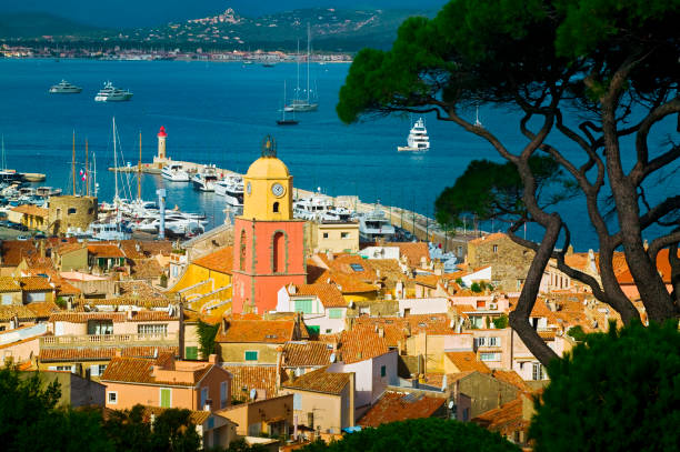 Vue sur Saint-Trope et la mer Méditerranée