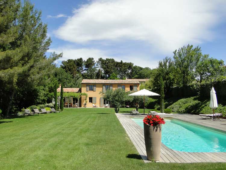 Un mas provençal contemporain rénové par Mas Provence