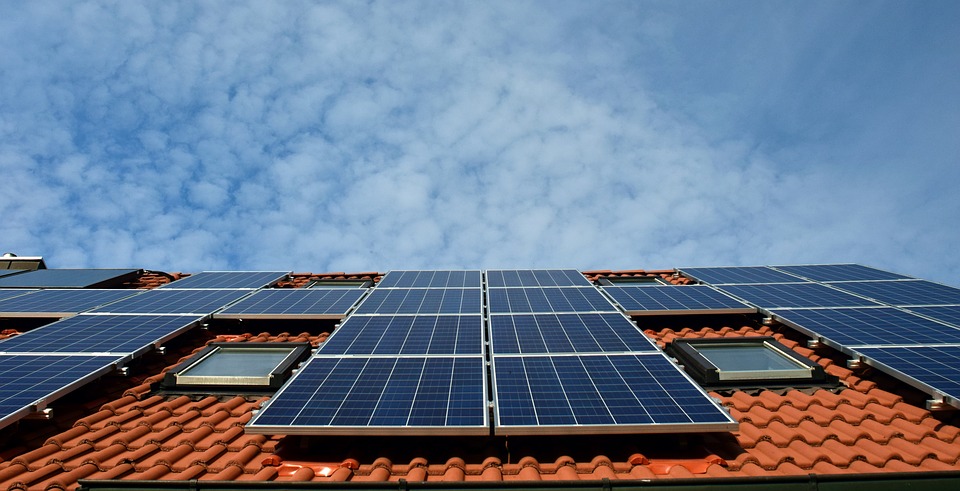 Vue ciel panneaux solaires sur toit en tuiles rouges