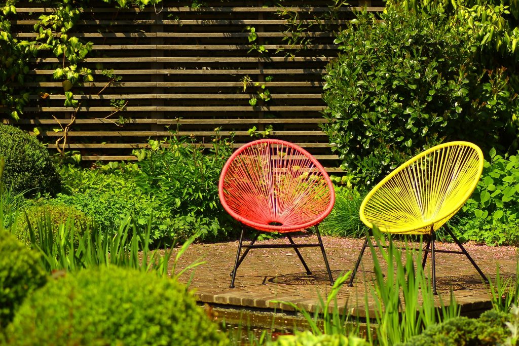 un jardin moderne et coloré avec une terrasse en bois