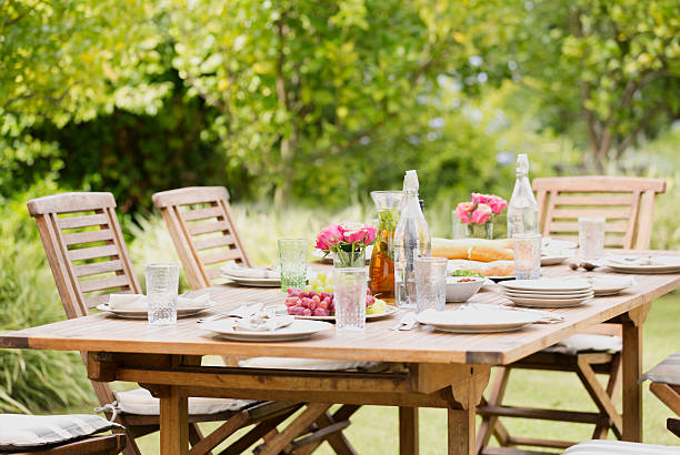 Table de jardin bien dressée sous un arbre