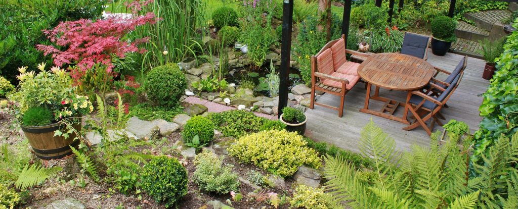 Un joli jardin de composition avec une terrasse en bois 