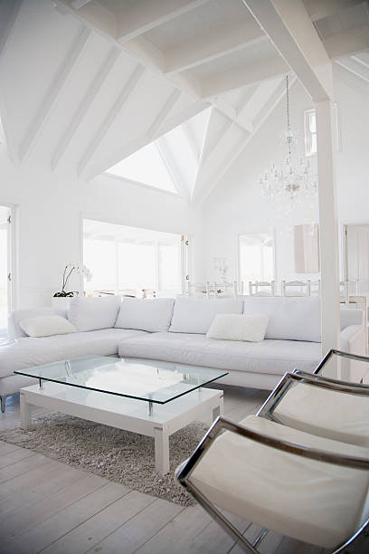 Salon blanc avec table basse verre pour un rendu moderne