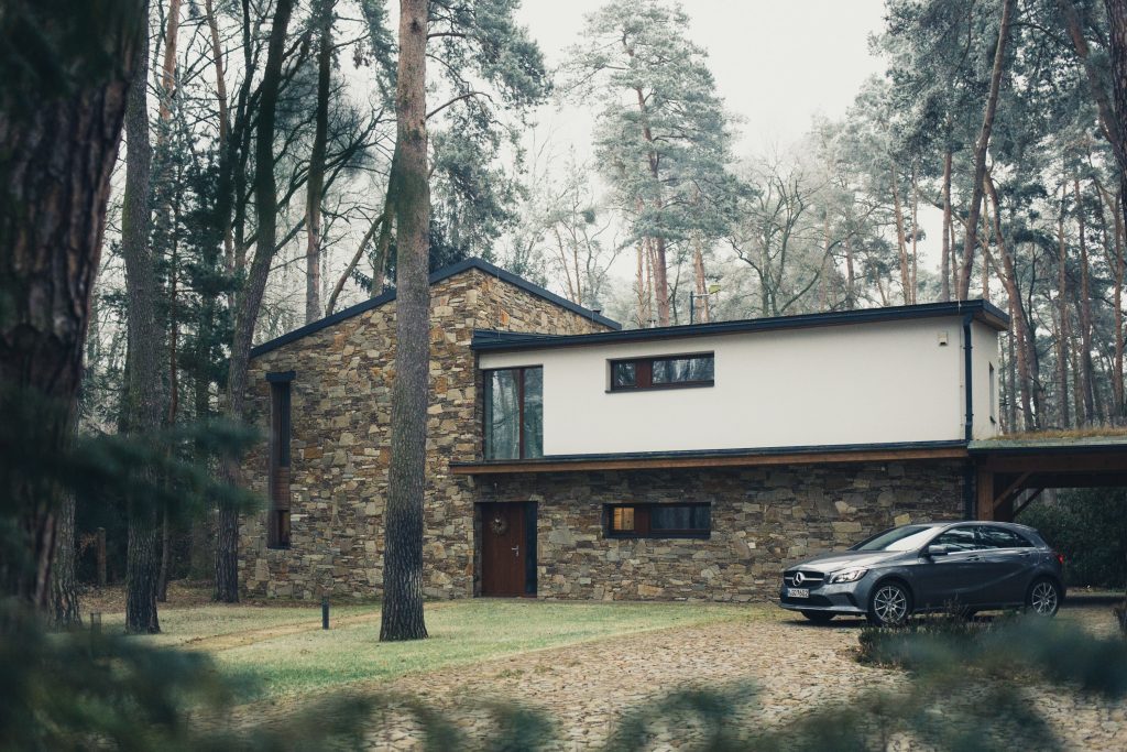 Une maison contemporaine sur un terrain de foret