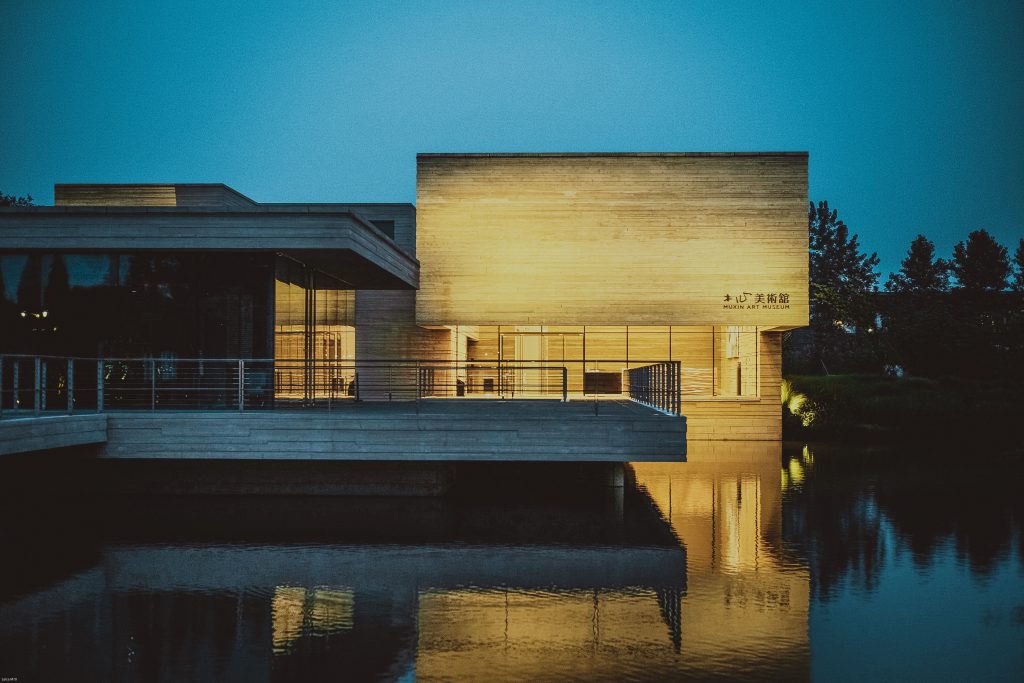 Un batiment à l'architecture moderne au bord de l'eau