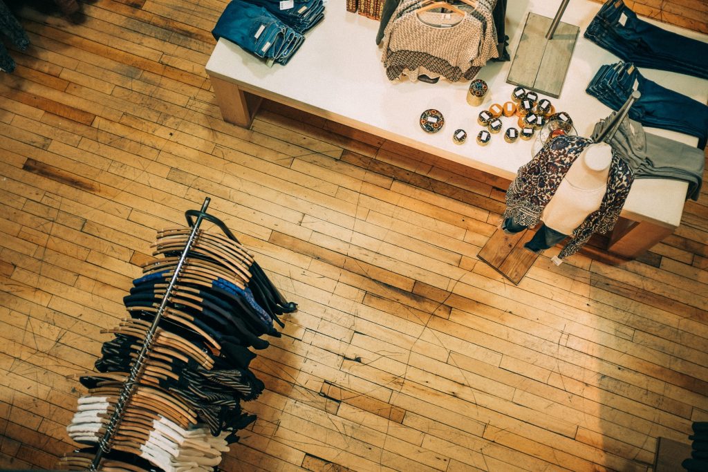 Un parquet en bois dans un magasin