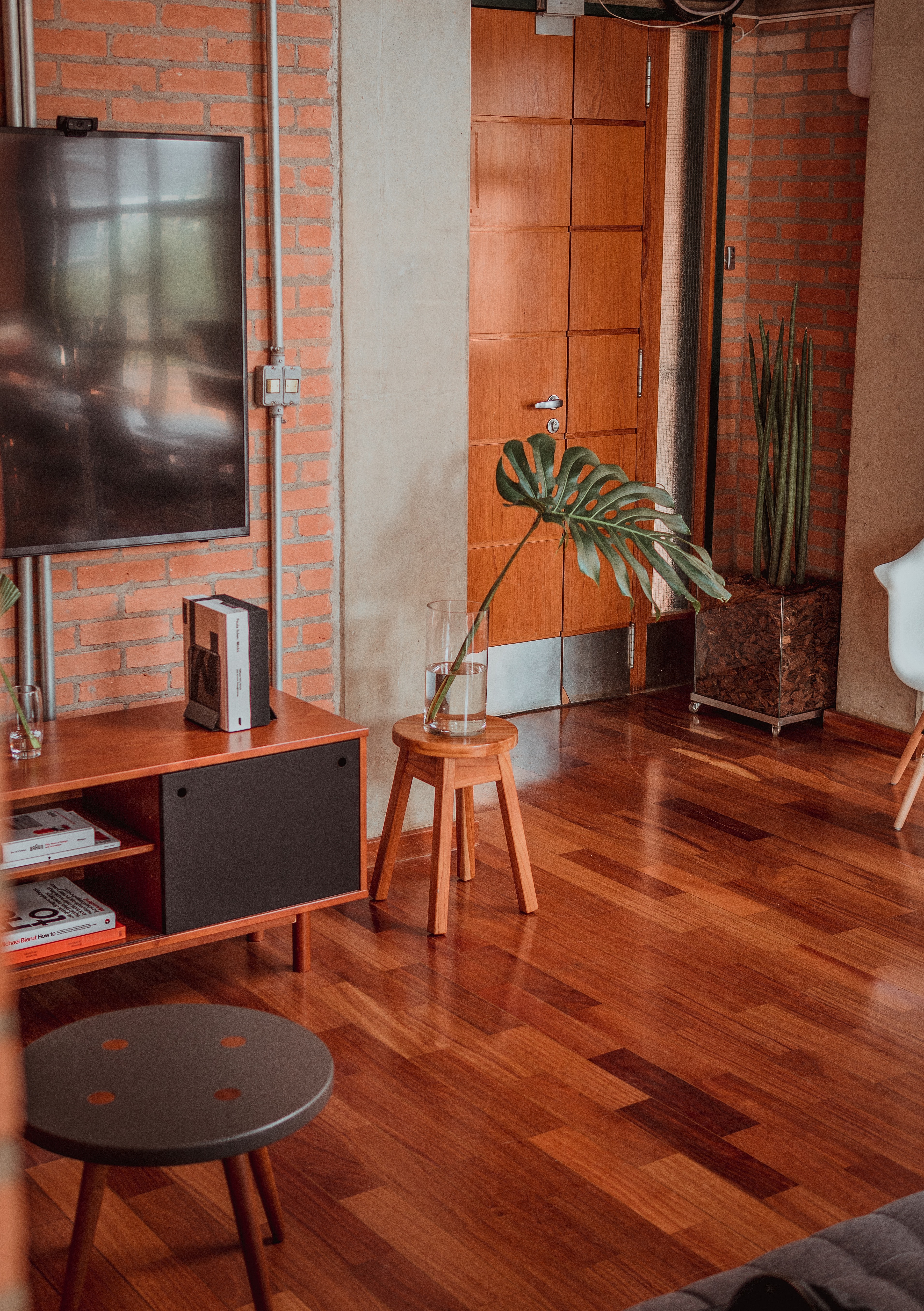 Un parquet foncé dans un intérieur contemporain