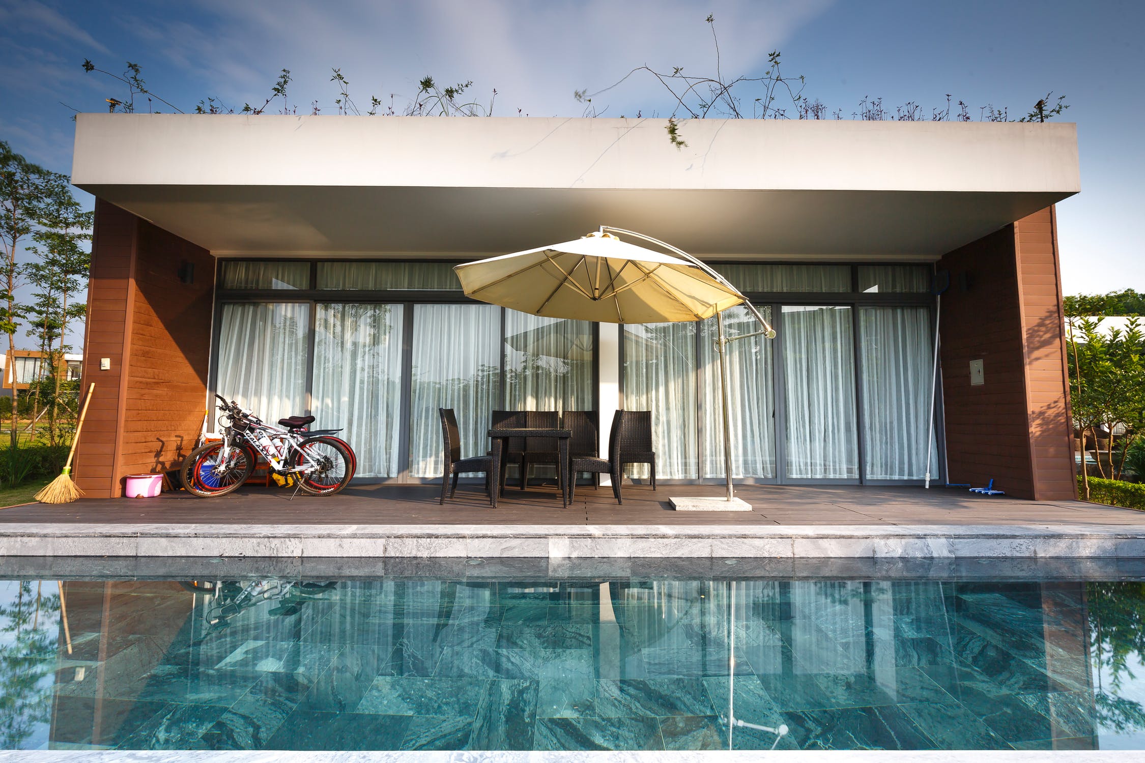 Piscine à l'extérieur d'une maison contemporaine