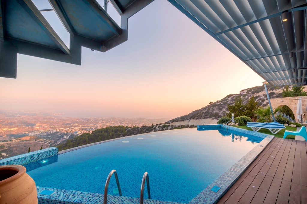 Piscine à débordement dans une maison contemporaine