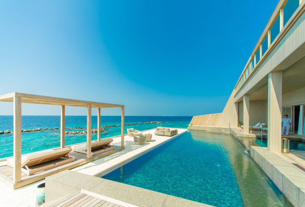 Plage de piscine moderne dans une maison contemporaine